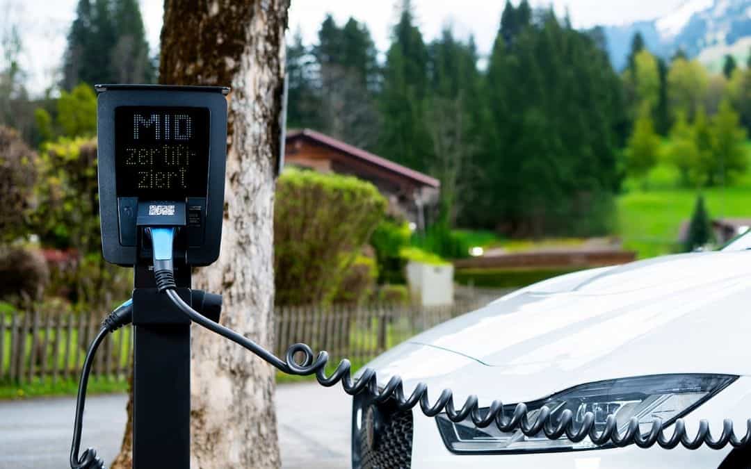 Mehrere smart-me Pico E-Ladestationen in einer Tiefgarage.