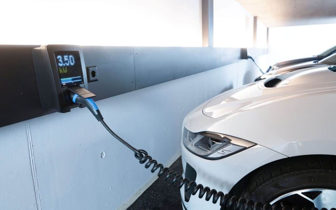 Mehrere smart-me Pico E-Ladestationen in einer Tiefgarage.