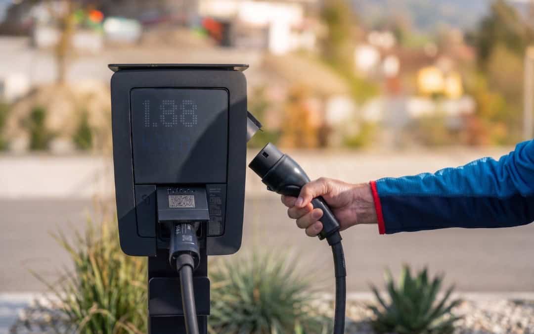 Mehrere smart-me Pico E-Ladestationen in einer Tiefgarage.