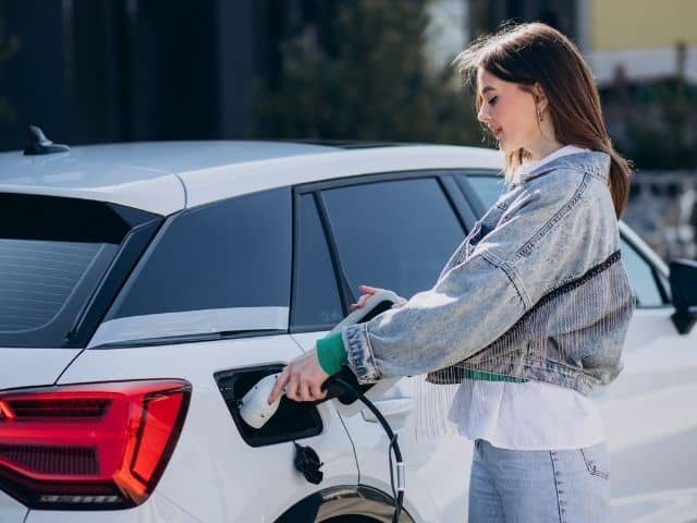 Ladestationen auf einem Mitarbeiterparkplatz